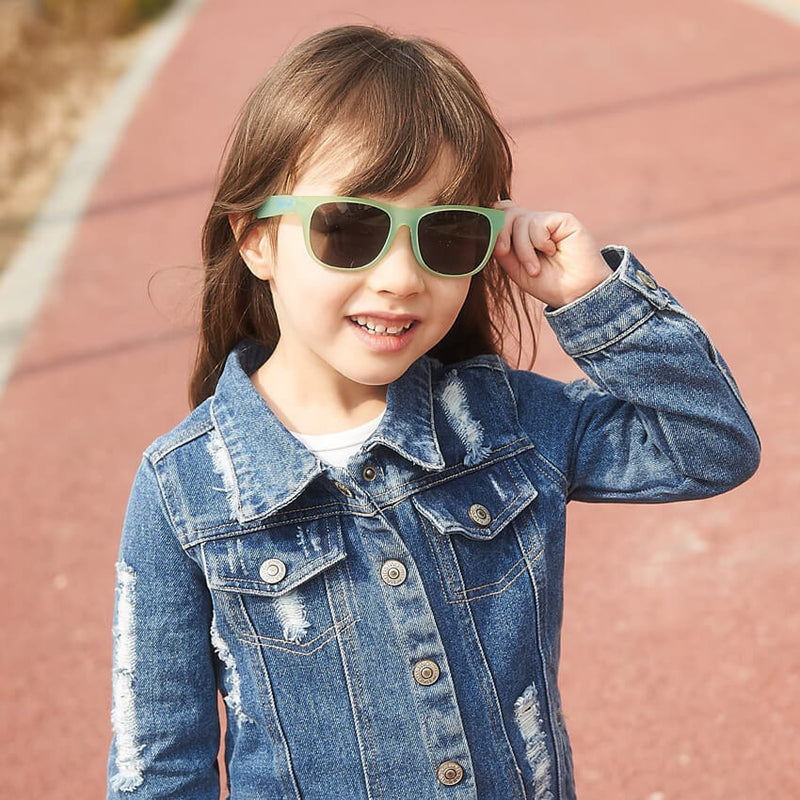 Solbrillene for barn 4-10. Skifter farge fra blå til grønne når barnet er i solen.